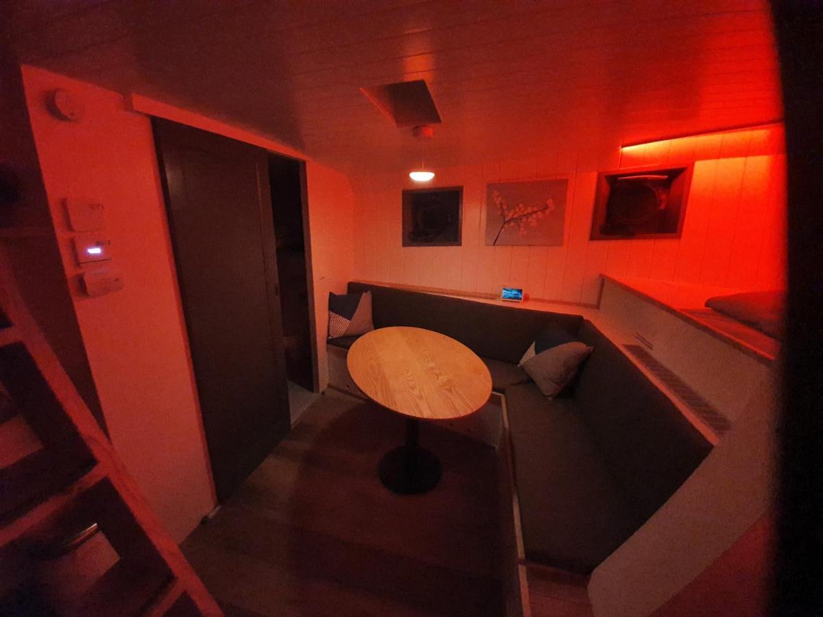 Hotel De Coaster & Aquarium Ponton Rotterdam Esterno foto